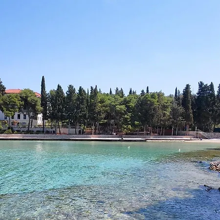 Leana - Great Location And Close To