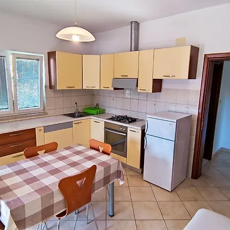 Leana - Great Location And Close To Apartment *