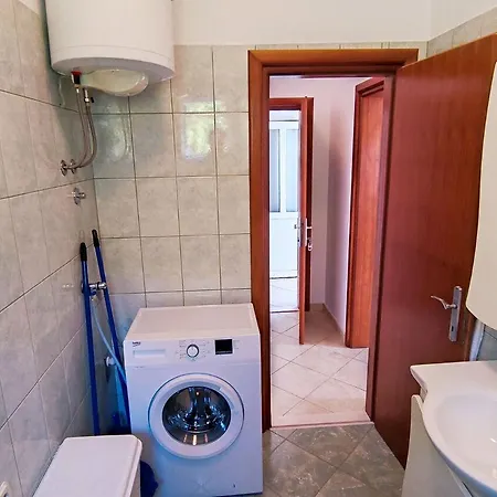 Leana - Great Location And Close To Supetar